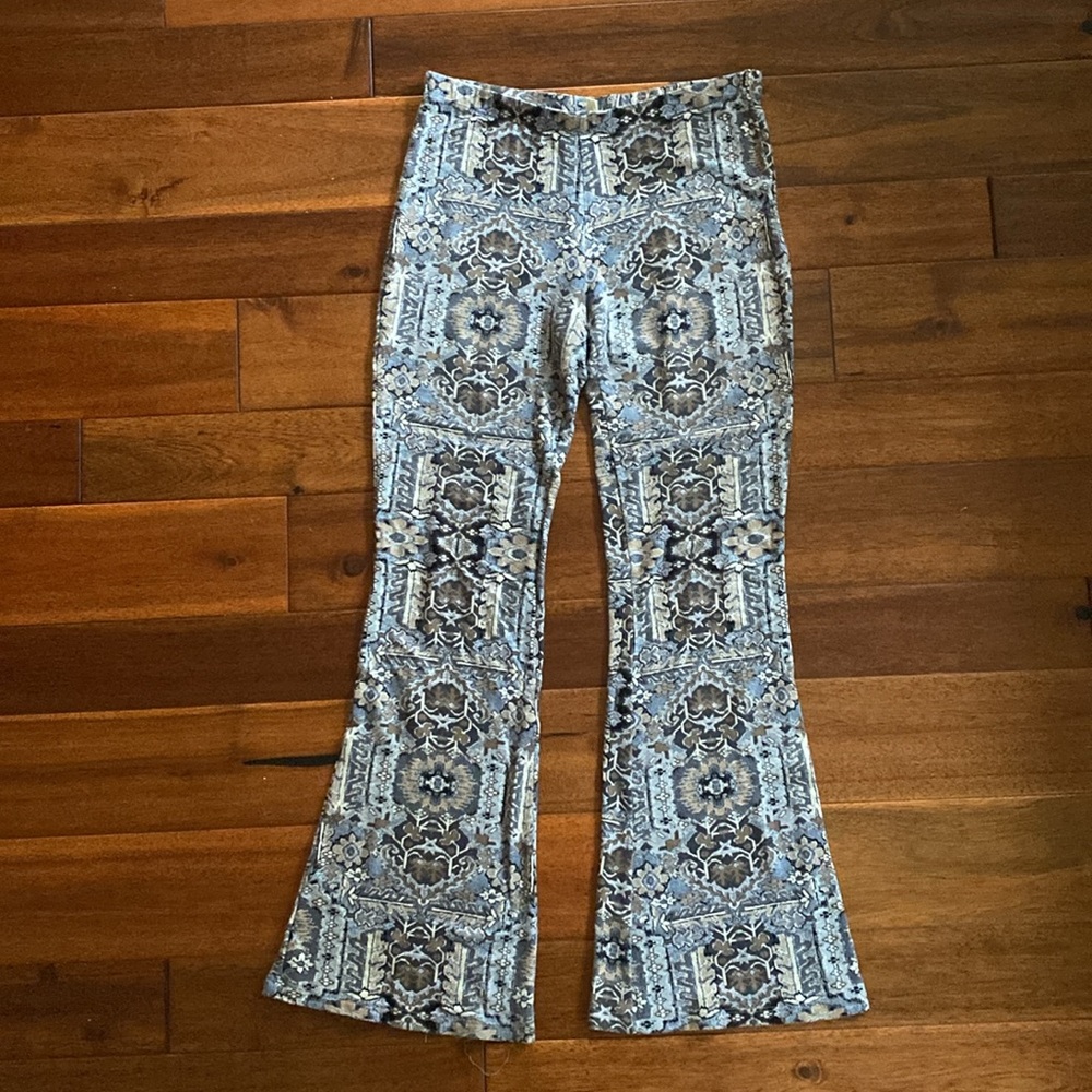 En crème stretchy material  bell bottoms